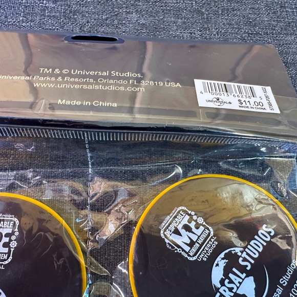 Minions Villain Con Magnet set of 2 Universal Studios Parks NWT - Picture 5 of 7